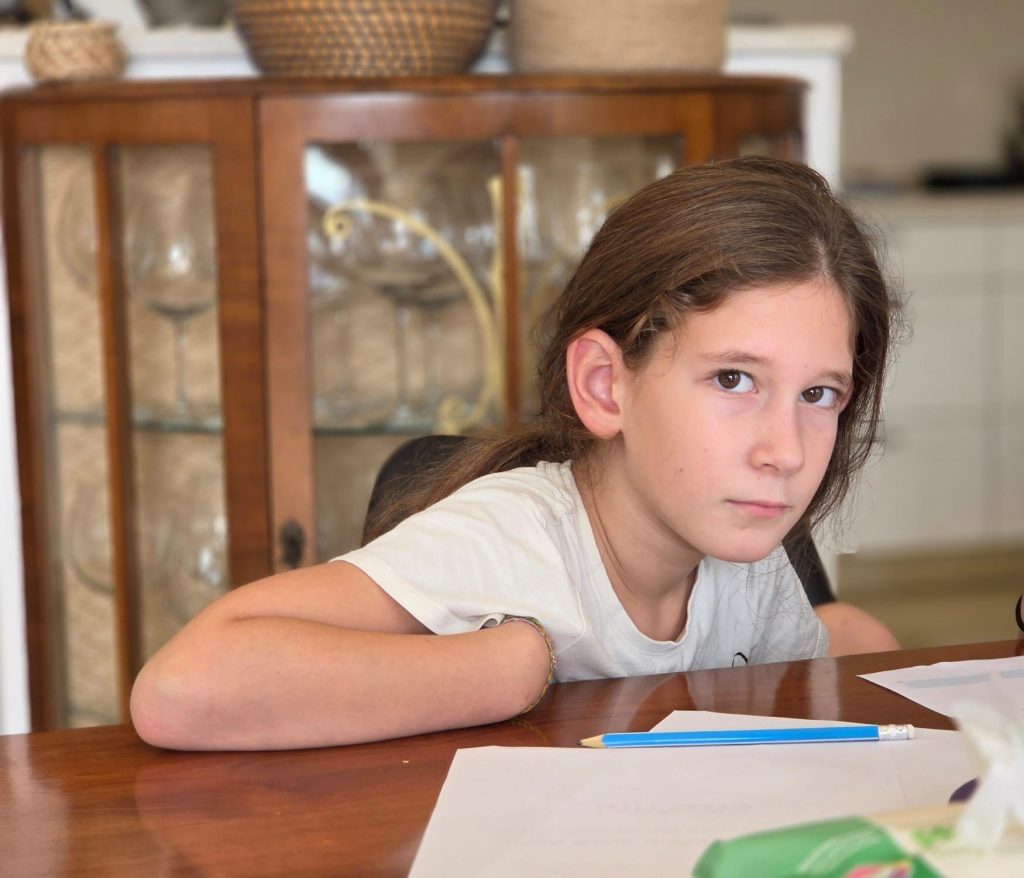 נועה שהם. הכל זה במבט - האופי, ההתנהגות, הרגש. הצילום ממסגר את המצולמת ברקע הארון שמאחוריה, מוקפת בנייר ועפרון, יחד עם עיניים שמופנות ישירות אל הצופים. אנחנו יכולים כבר ליצור סיפור בראש של הדמות המצולמת, וכך בנוי פורטרט טוב