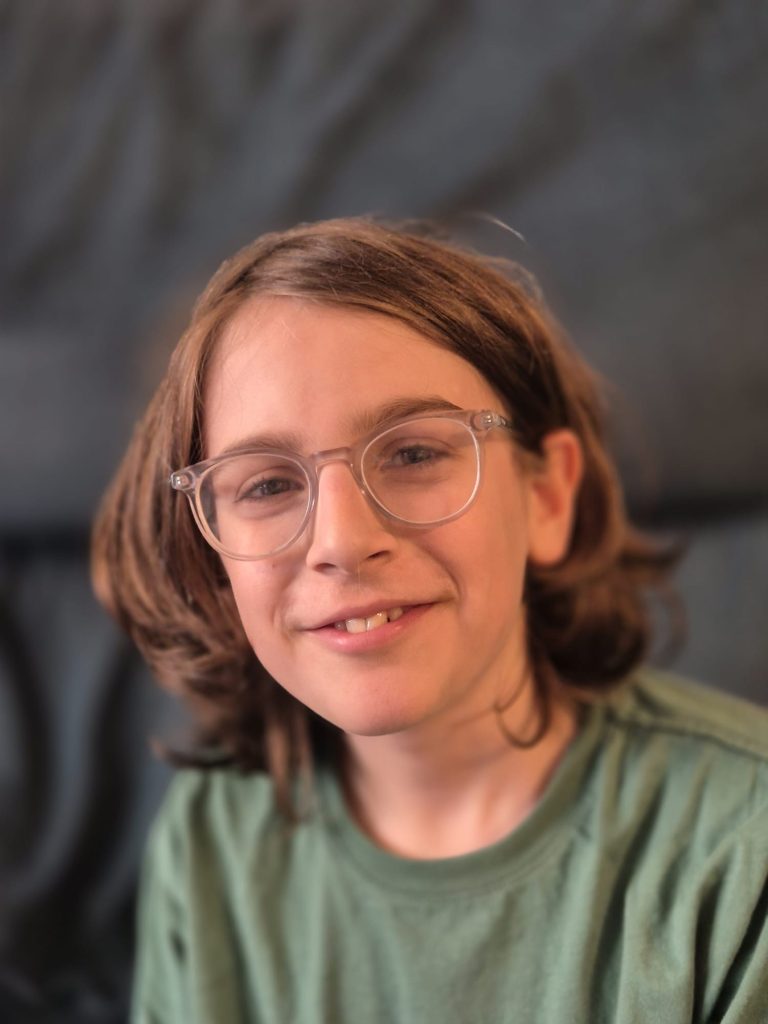 שרה ברניץ. לפעמים כל מה שצריך זה להתמקד ולהתקרב, והמצולם יעשה את כל השאר. במקרה הזה המצולם הוא הנכד של שרה. צילום במצב דיוקן מאפשר להדגיש את תווי הפנים והעיניים, לטשטש את הרקע ובכך להראות את הייחודיות של פניו.