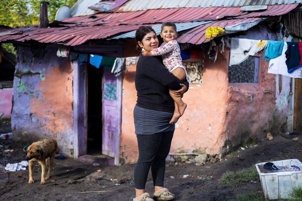 כשאנחנו עם גיולה, דלתות נפתחות ומשפחות מזמינות אותנו לתוך הבתים הדלים אבל צבעוניים