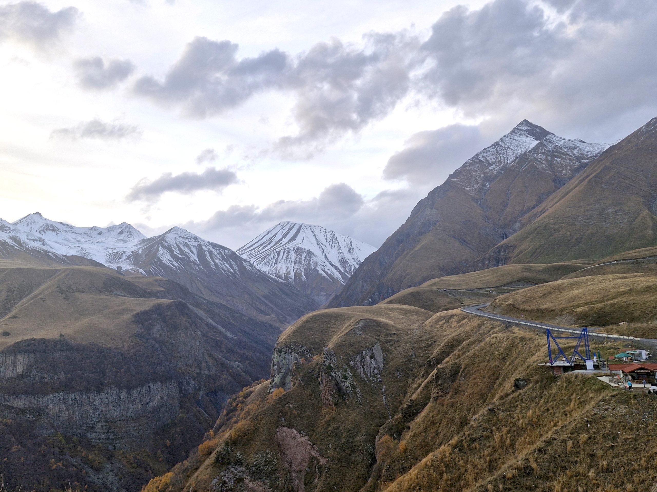ככל שמטפסים בדרך הצבאית, הנוף הופך ליותר ויותר פראי ועוצמתי