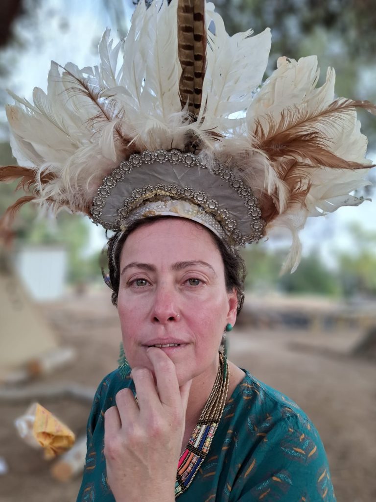 ענת טנא. הפורטרט שצילמה ענת מציג אישה שלבושה באופן מיוחד - הספרנית שמקריאה סיפור לילדים בטבע. המבט הישיר למצלמה וההתמקדות בעיניים מאפשרים לנו להתחבר לדמות ולהמציא בראש סיפור שלם של משמעותה