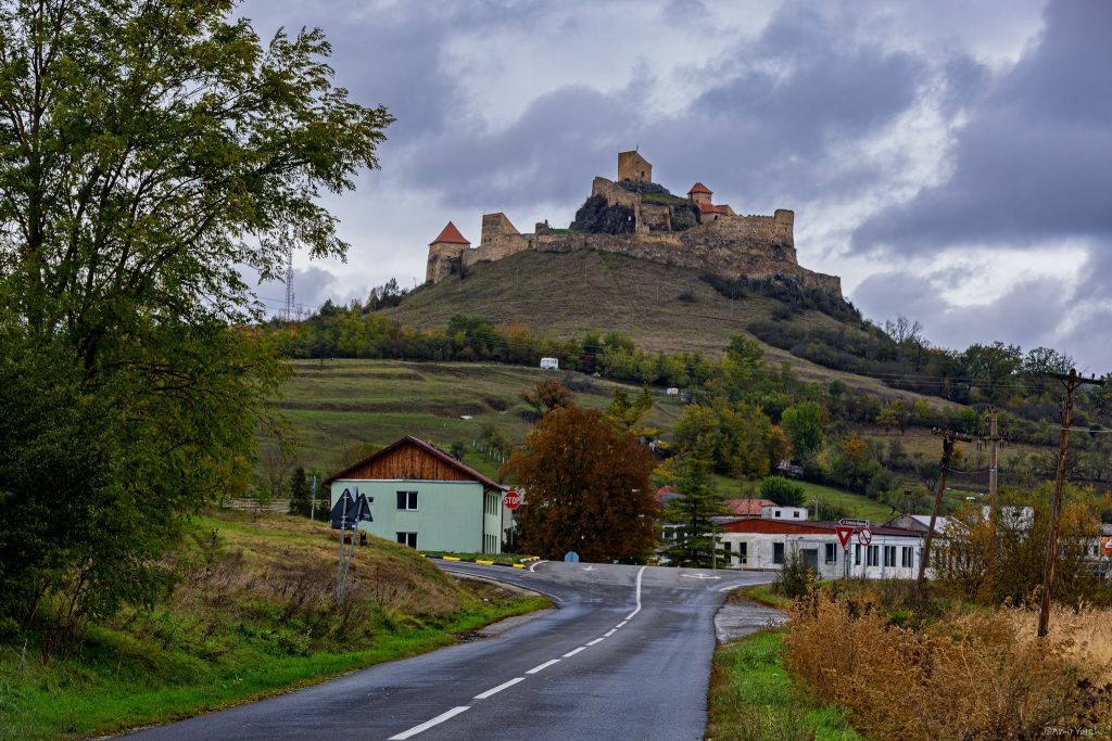 רופאה, מבצר סקסוני מרהיב שנבנה במאה ה-14 על צוק בזלת בגובה 120 מטר