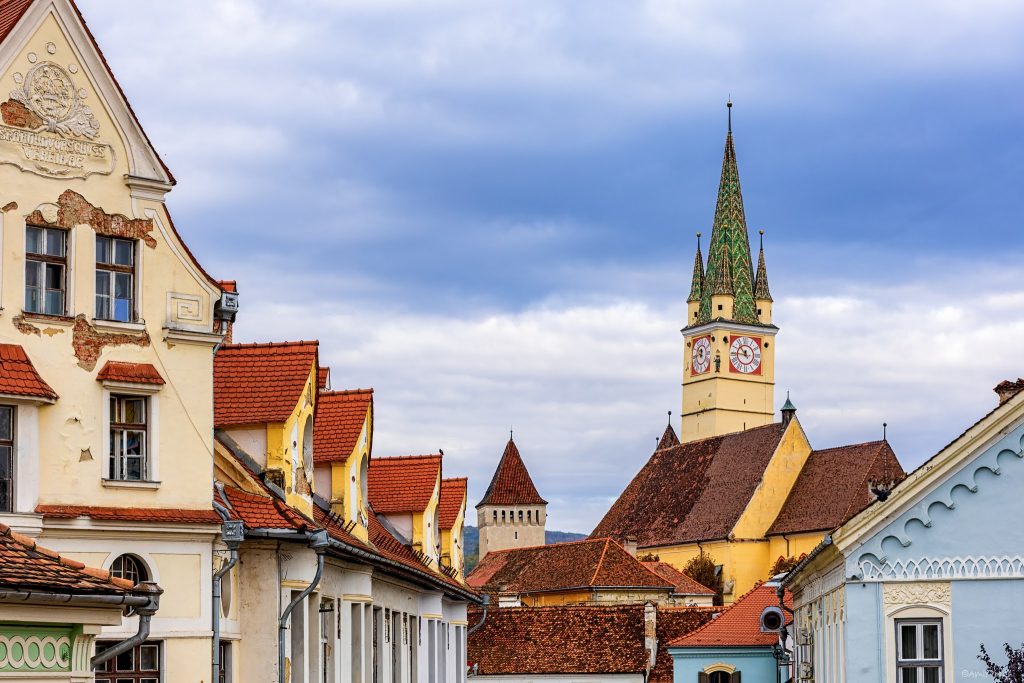 בעיירה היפהפיה מדיאש (Medias) נמצא אחד המרכזים ההיסטוריים השמורים ביותר ברומניה, לצד עוד אחת מהכנסיות המבוצרות המרשימות