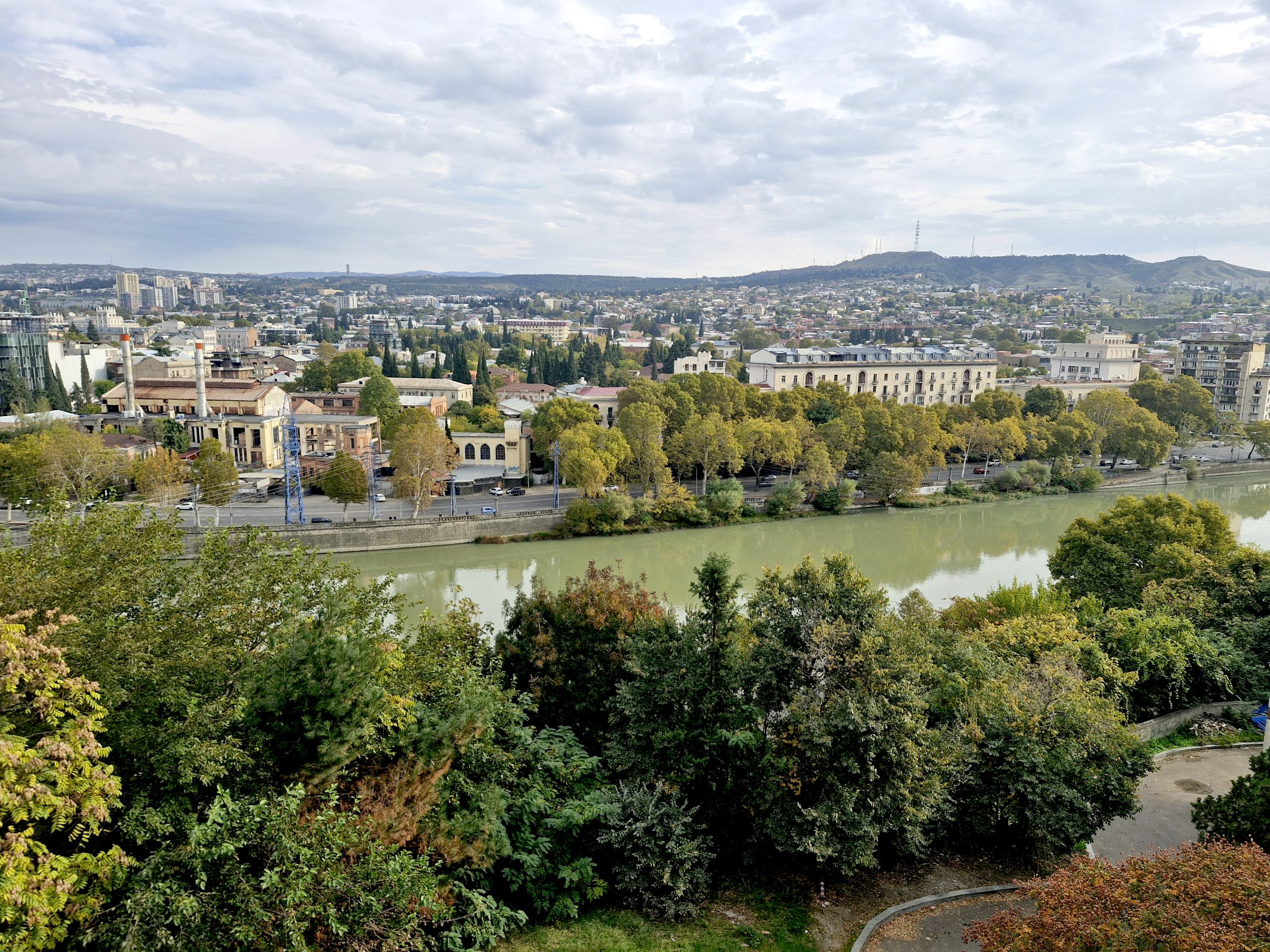 טיבלסי ונהר הקורה החוצה אותה