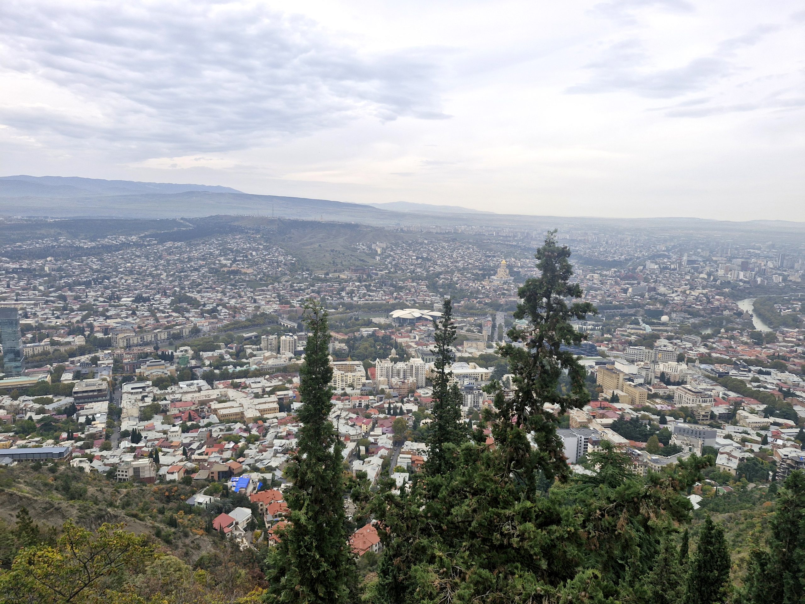 תצפית על טביליסי והסביבה ממרומי הר הר מתצמינדה
