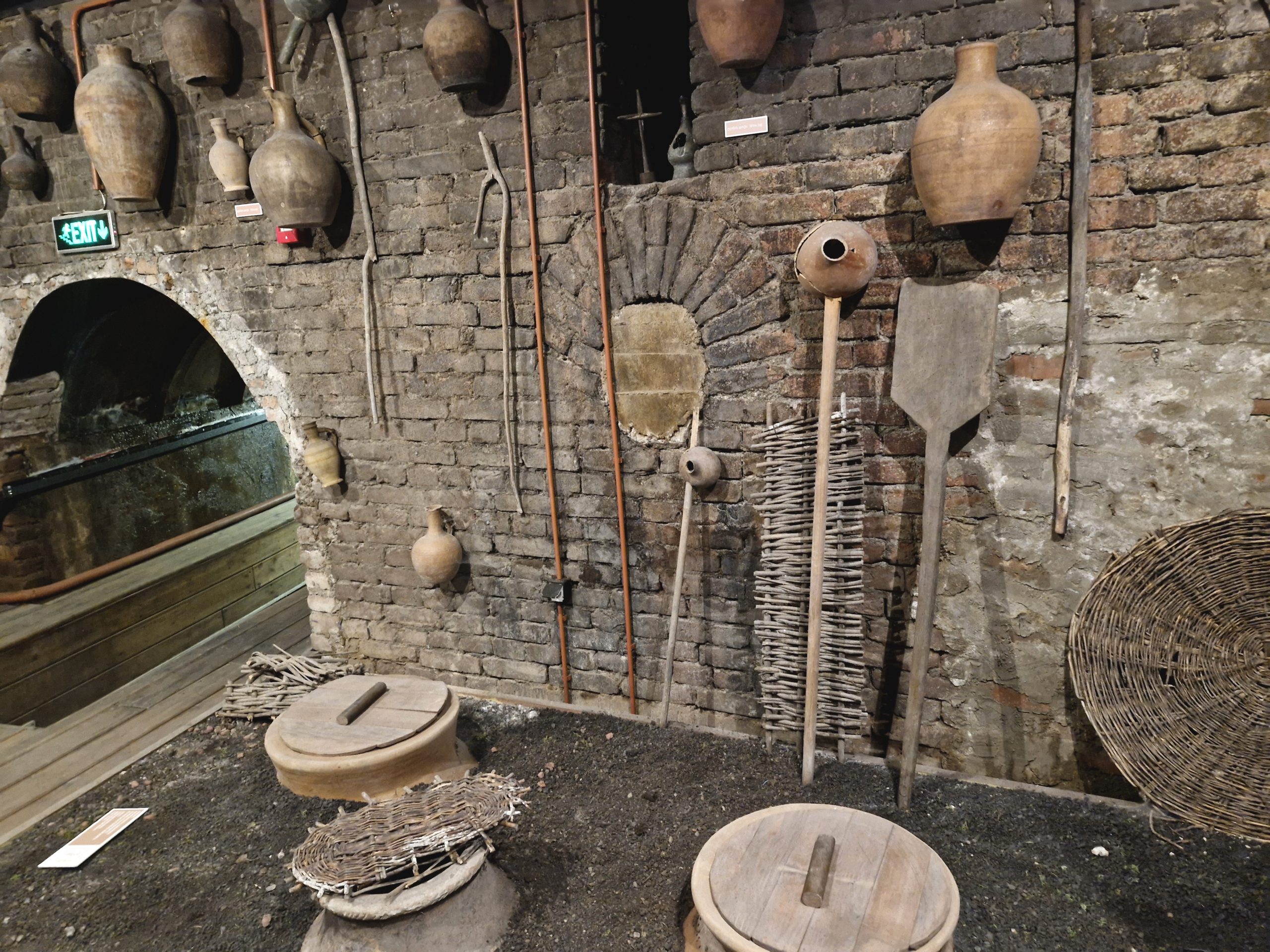 תצוגה במוזיאון היין. בגאורגיה מייצרים יינות מזה 8,000 שנים