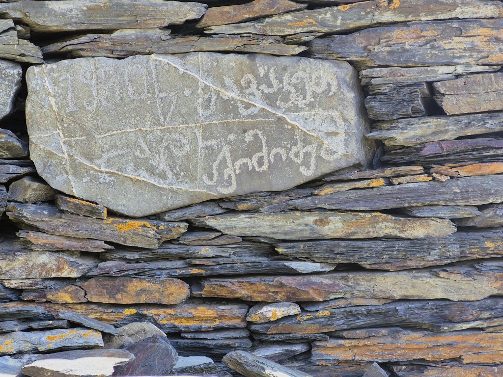 קירות שקרסו ניצבים היום לצד בתי צפחות משולבים בגזעי עץ. הריסות בצד שיקום