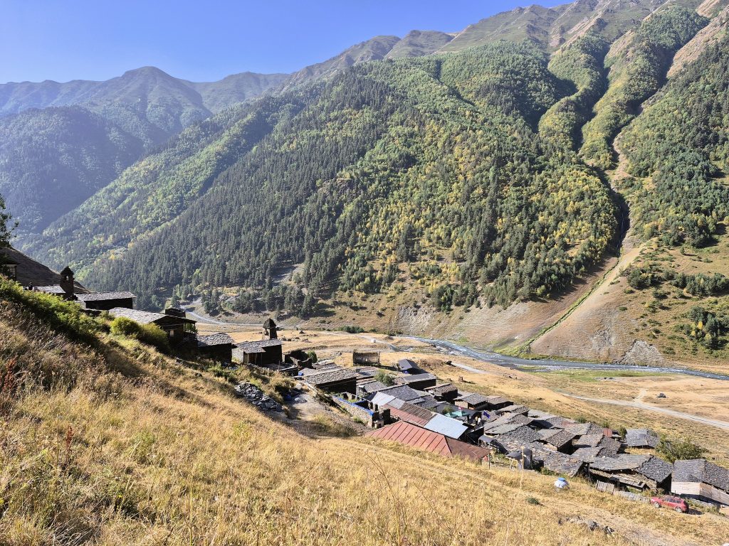 הכפר הגדול דרטלו נמצא בהמשך הדרך סמוך לנהר עם השם היפה