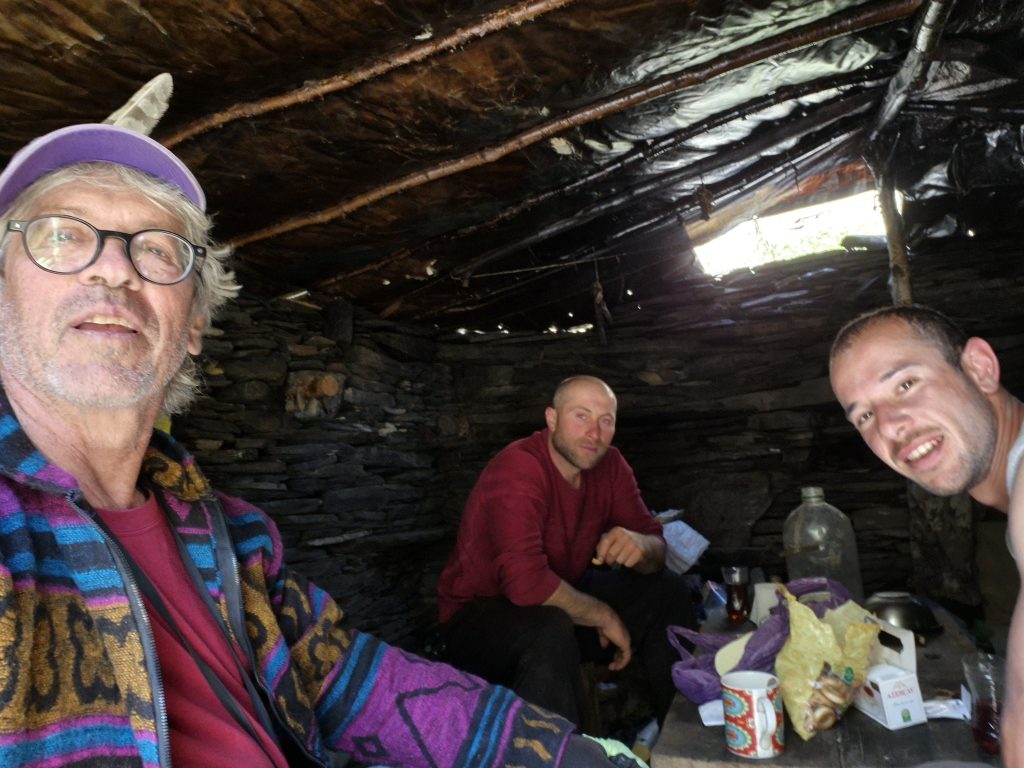 דוויט הכין לנו תה טעים ומתוק ופרס לנו נתח מכובד מגבינה מעשה ידיו