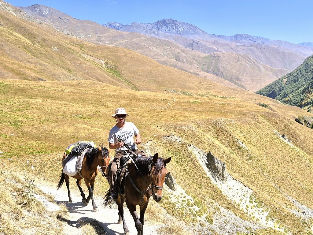 מולי ירד מן ההר בחור צעיר וחברותי אוחז במושכות של שני סוסים. שמו שיו