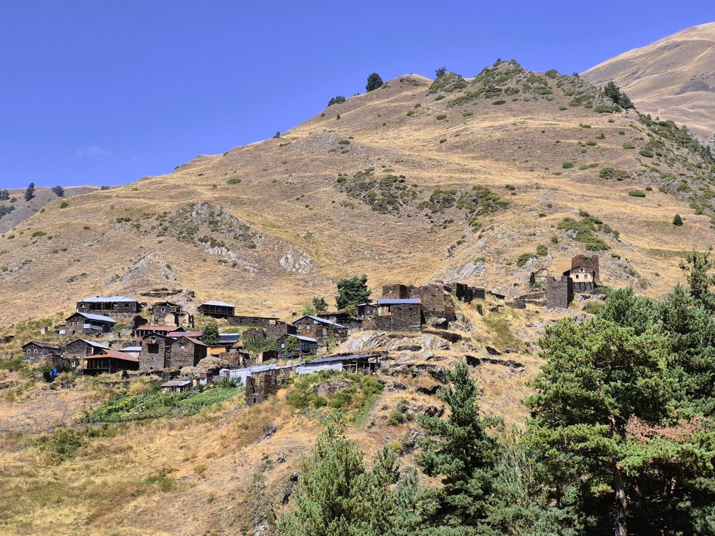 צ'יגו Chigho, כפר רפאים השוכן במדרון בין פסגות הקווקז והנהר