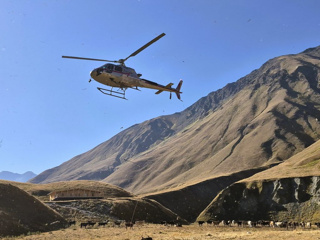 הליקופטר טס הלוך ושוב בין אתרי הבניה ומרכזי האספקה ומחריד את שלוות הטבע