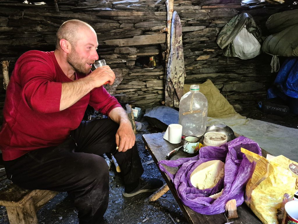 דוויט הזמין אותי להיכנס פנימה ולשתות אתו כוס תה