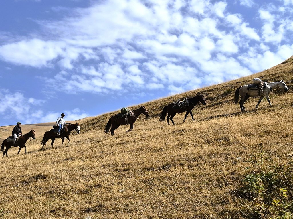 מכאן והלאה מטפסים שבילי סוסים והולכי רגל לעבר מעבר ההרים הגבוה
