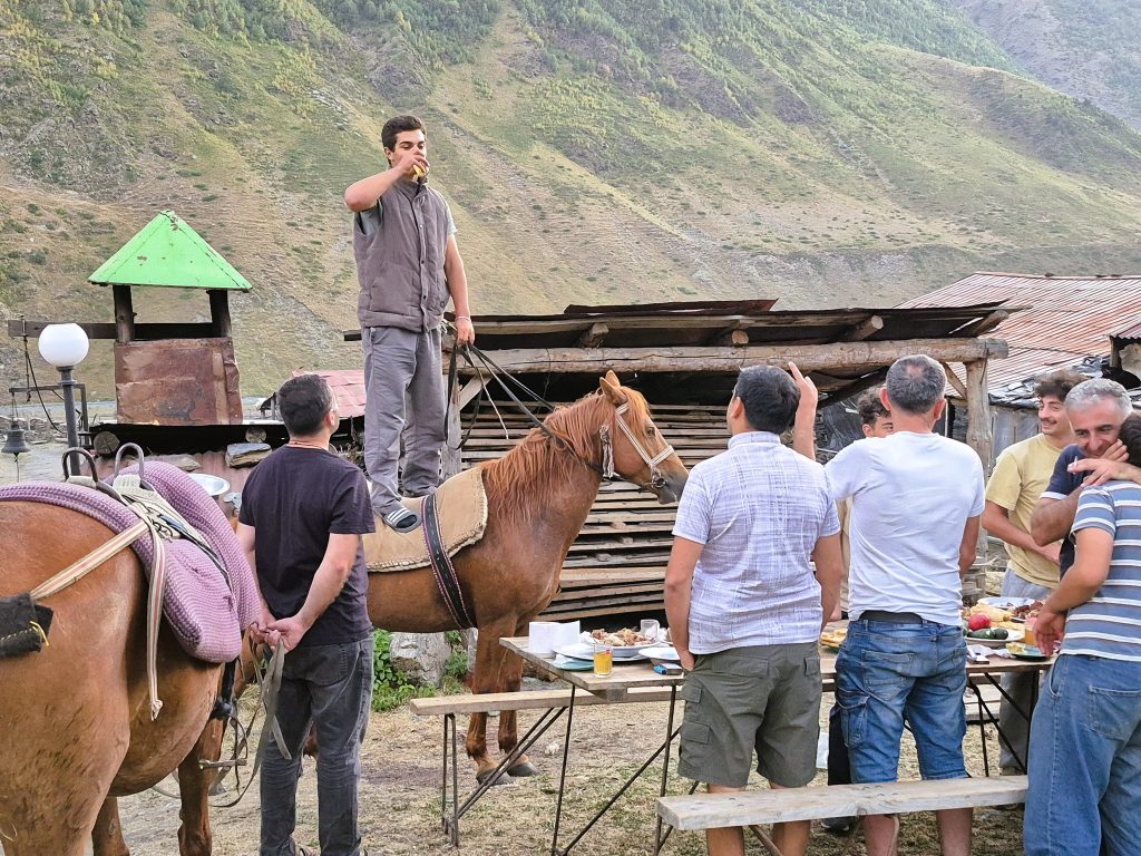 בשיא החגיגות נעמדים אמיצי הלב והשתויים ביותר על גב סוס, מרימים כוסית ומברכים