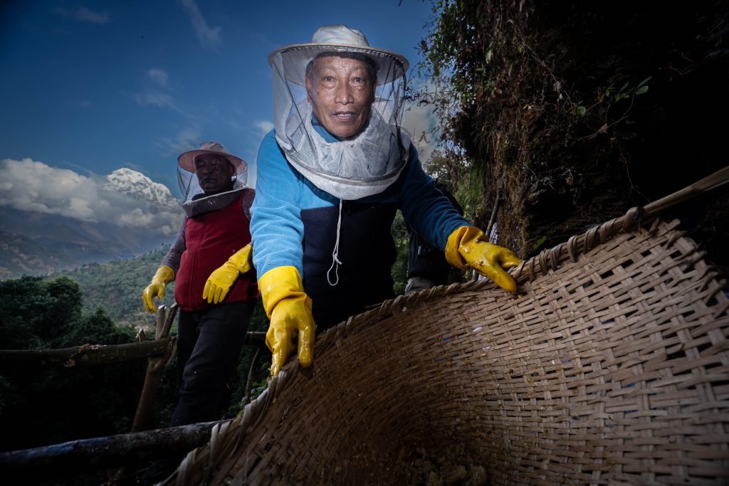 הוא סיפור על בני אדם ששומרים על מסורת עתיקה, על קשר בין אדם להר, ועל אומץ לגעת בחיים