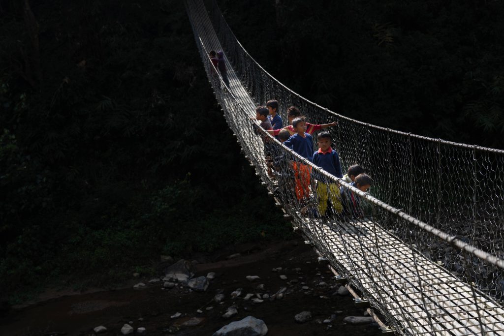 ילדים בכפרי הצ'פאנג. ההליכה לבית הספר נמשכת כשעה-שעתיים