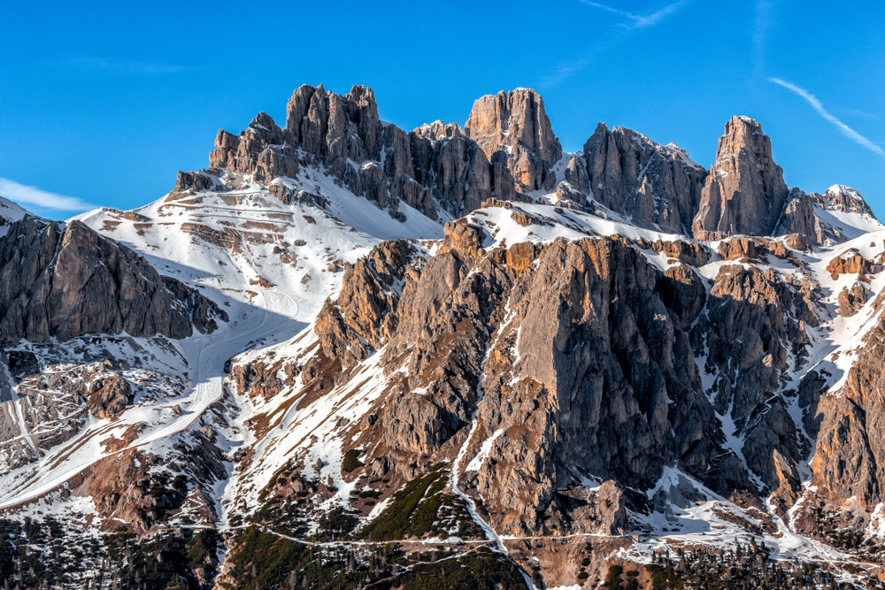 הפסגות המשוננות של הרי הדולומיטים, בקרבת קורטינה ד'אמפצו, יארחו את אולימפיאדת החורף
