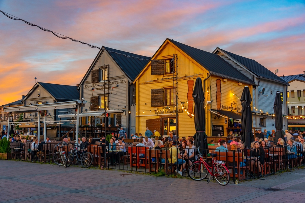 בתי עץ מסורתיים שהוסבו לבתי קפה באואולו, בירת התרבות האירופית | צילום: trabantos, שאטרסטוק