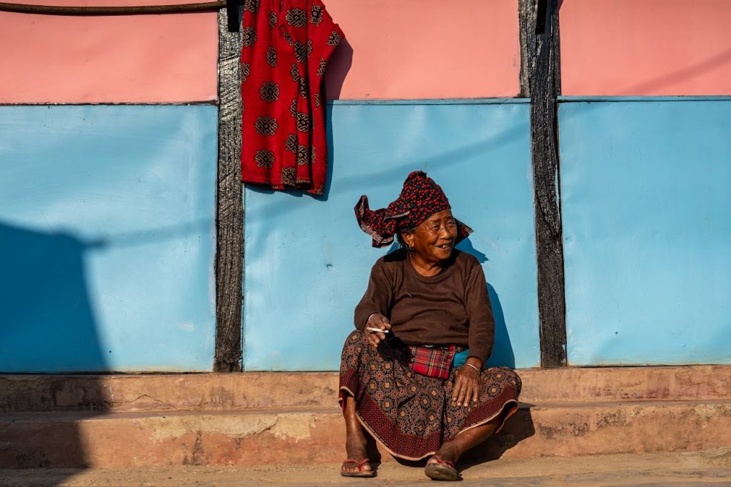 הרחובות הצרים והבתים הבנויים מעץ ואבן מספרים סיפור של חיי קהילה שהגיעה לכאן מטיבט וממונגוליה