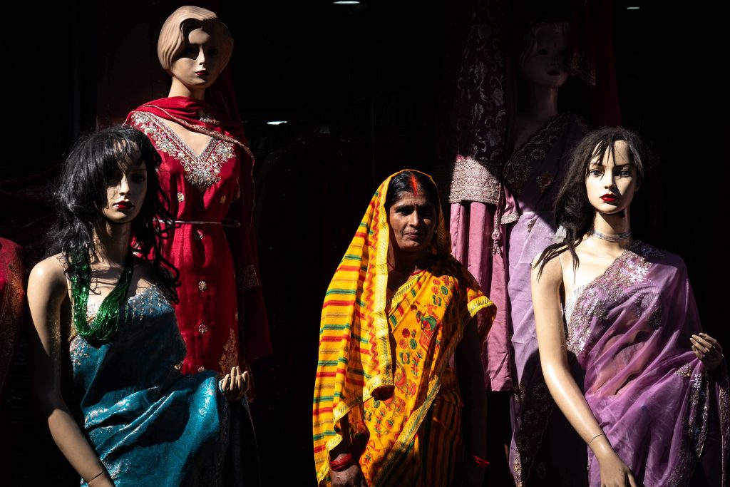 לאורך השנים הן הוסתרו תחת סארי צבעוני ששוליו מכסים את פניהן