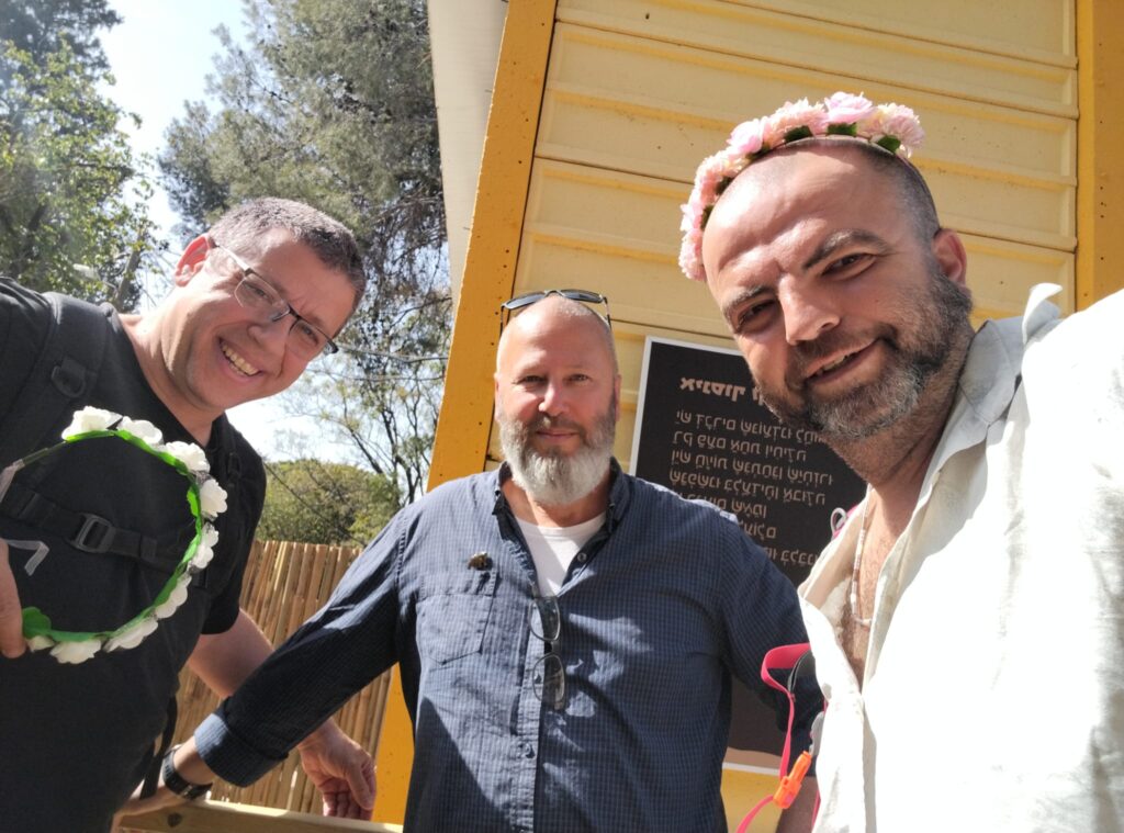 עם עידן, אביו של אסיף לוגר, ליד עגלת הקפה שמנציחה את זכרו של אסיף