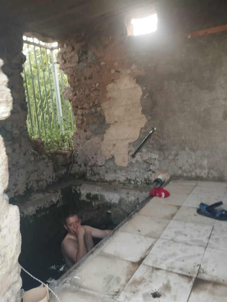 המקווה של רבי יהודה הנשיא. בתוך המבנה, בריכה קטנה מוקפת אבני בזלת אליה נאגרים המים