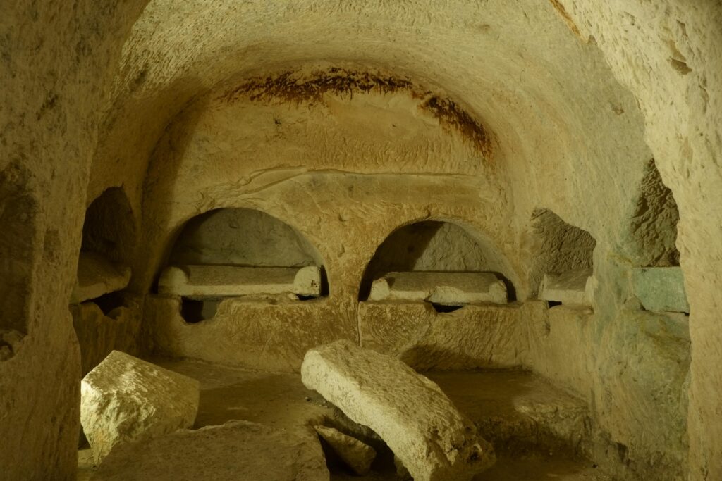 מערות הקבורה בגן הלאומי בית שערים. בתוך המערות נשמרת טמפרטורה אחידה | ai-ivanov / Shutterstock.com