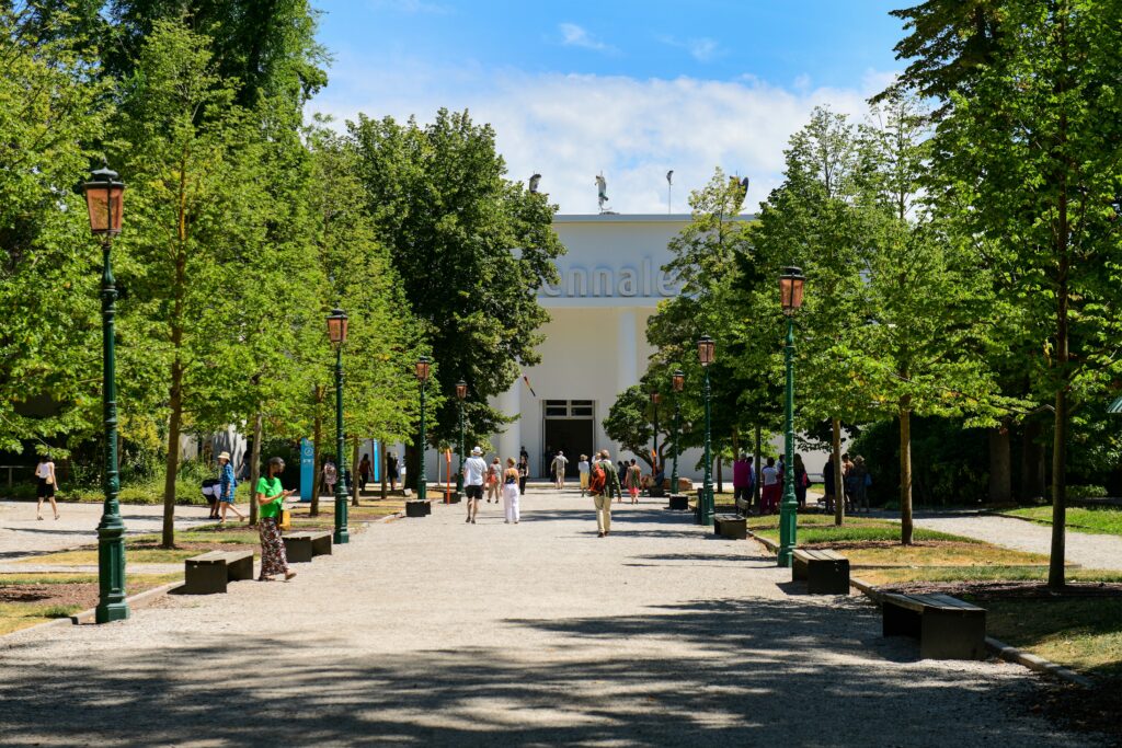 השביל שמוביל לביתן המרכזי של הביאנלה בג'רדיני | צילום: Bobica10 / Shutterstock.com