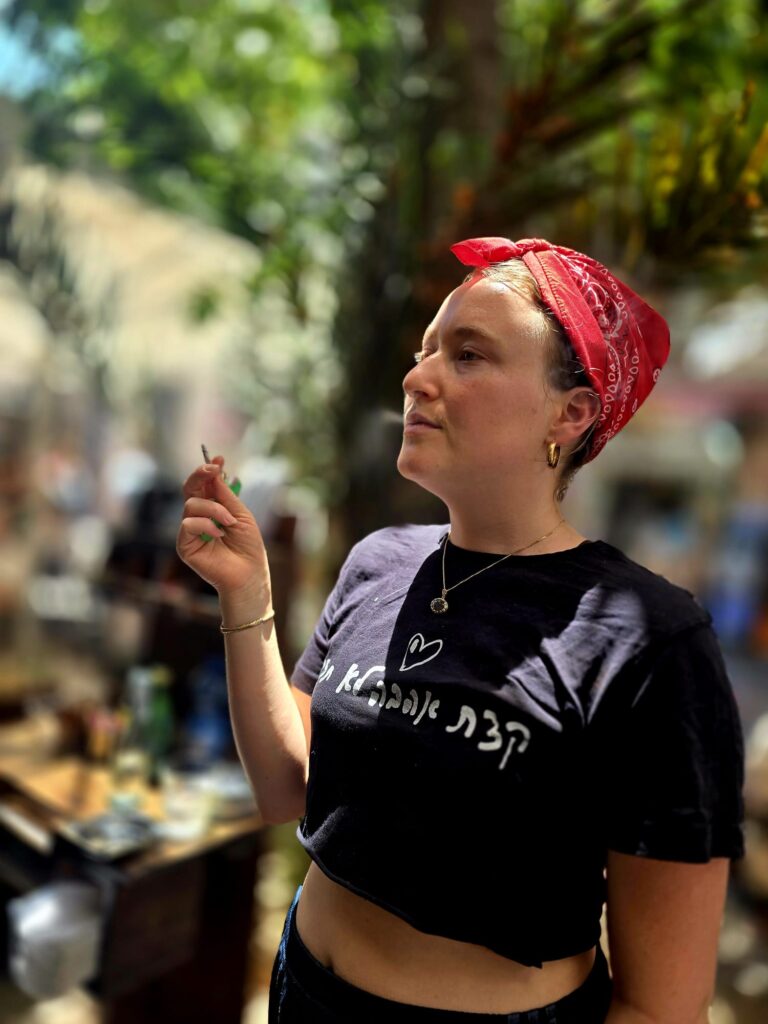 דבורה רייך - “סתלבט בשוק לוינסקי”. דבורה צילמה במצב פורטרט, מה שאפשר לנו להתמקד באדם על גבי רקע מטושטש באפקט שנקרא בוקה (Bokeh). תפיסת הרגע המדויק של פיזור עשן הסיגריה, יחד עם שפת הגוף הנינוחה, מכניסה אותנו ישירות לתוך האווירה.