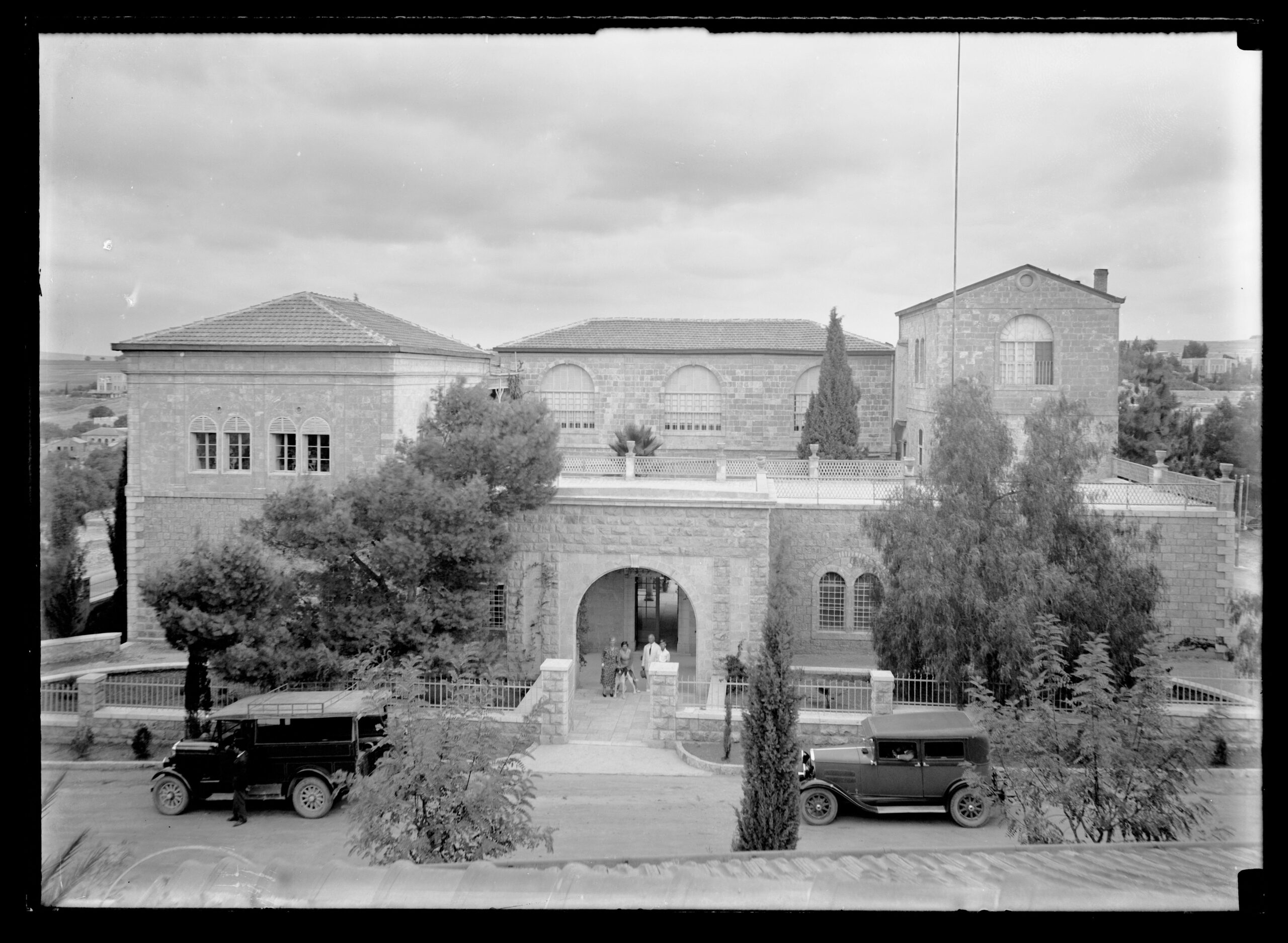 הקהילה שכרה ולאחר מכן רכשה אחוזה שנבנתה באמצע המאה ה־19 בידי רבאח אפנדי אל־חוסייני, פאשא ירושלמי