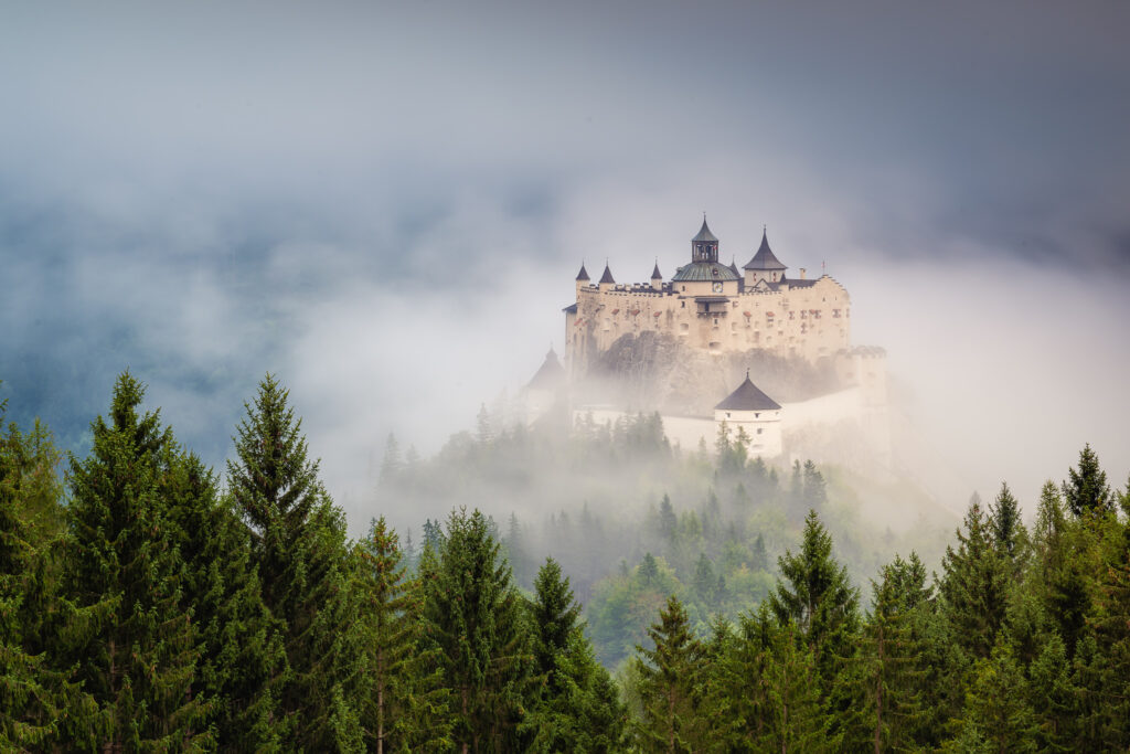 מבצר Hohenwerfen המרשים, באחד הרגעים הבודדים בהם הערפילים התפזרו