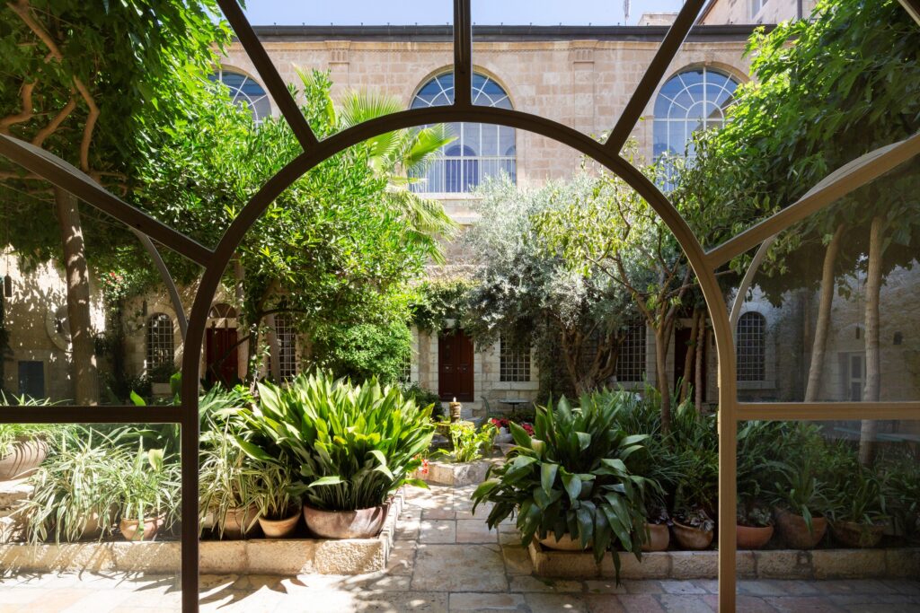 הגינה המרכזית במלון אמריקן קולוני | צילום: מיקאלה בורסטואו