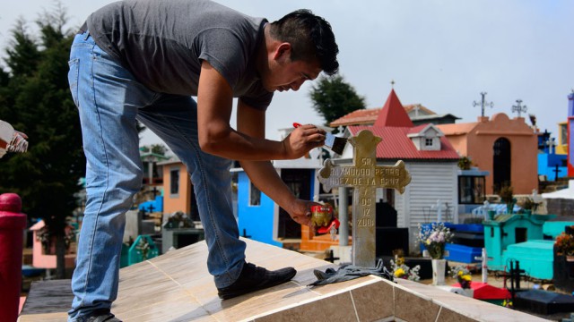 בתי הקברות בכפרי הזפוטקים מאופיינים בפשטות מיסטית