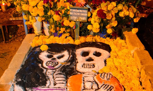 ציורי חול על קברים כמנחה למתים