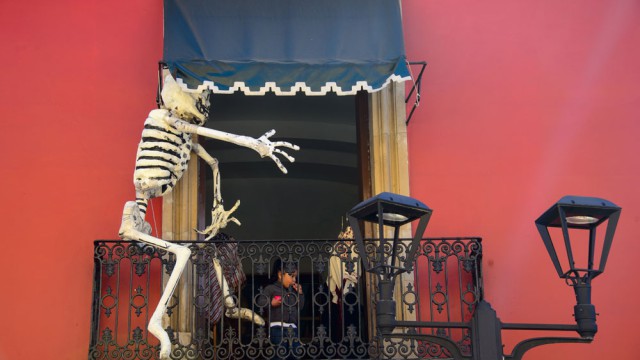 מרפסת מעוטרת לכבוד יום המתים, וואחקה