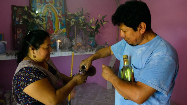 אנטוניו ואוגניה מכינים מזבח