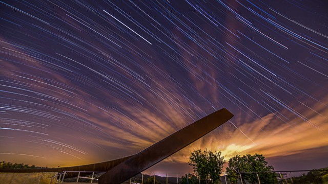 מסלול כוכבים מעל אנדרטת אסון הכרמל, צילום יונתן אליכיס