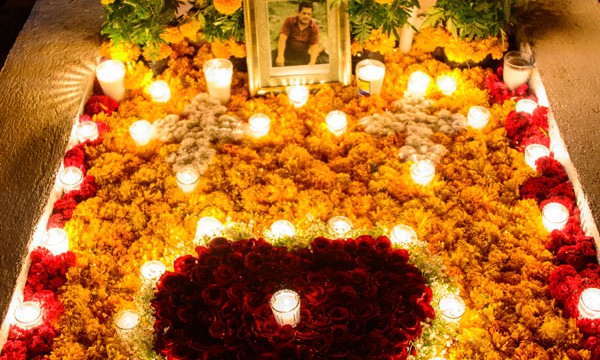 קבר מעוטר ליום המתים