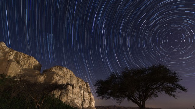 בכניסה לחוורים של עין תמר. פס האור בתחתית הוא כביש 90. צילום: אמיר ארליך
