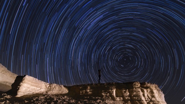 חווארי מצדה. הדמות העומדת במרכז מצביעה אל כוכב הצפון. צילום אמיר ארליך