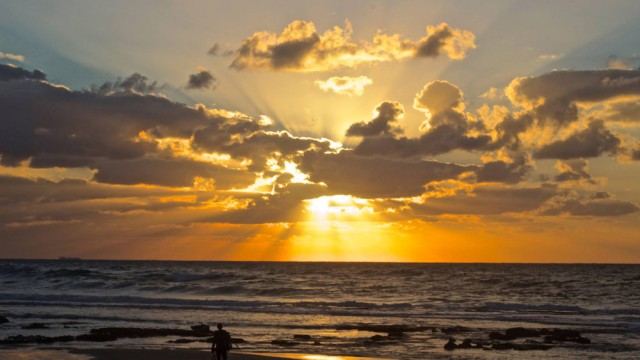 טיול בשקיעה בחוף אולגה | צילום: ראיד עומר