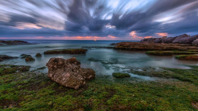 חוף נחל חדרה בסוף השקיעה, צילום: ראיד עומר