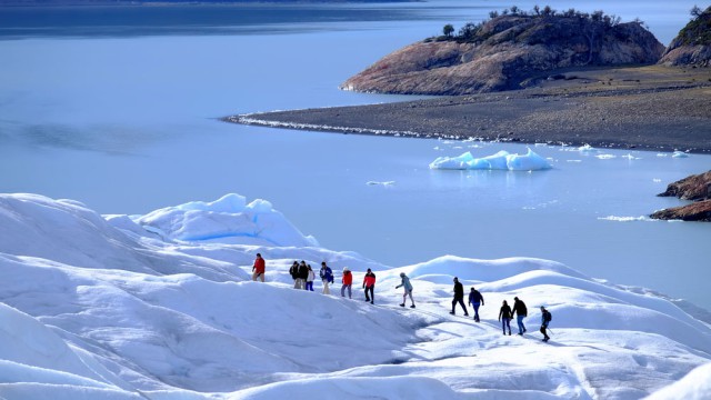 טיול על הקרחון פריטו מורנו בפארק הקרחונים, ארגנטינה