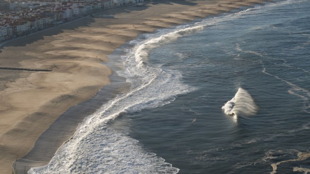 הגלים מתגברים | צילום שי גינות