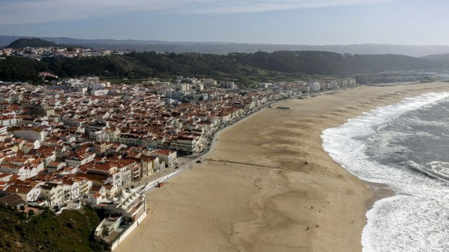 העיירה נזרה על קו החוף | צילום שי גינות