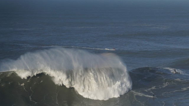 אופנועי ים זעירים לצד הגל הגדול | צילום שי גינות