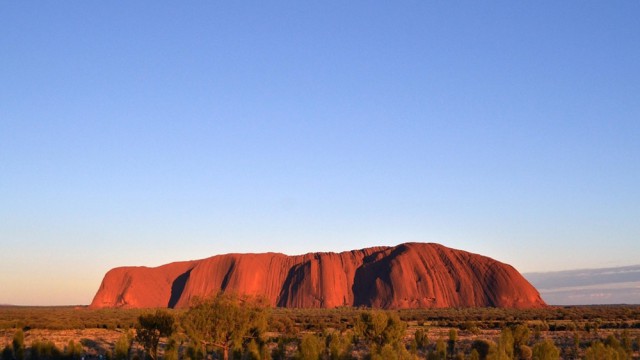 בשקיעה ובזריחה האולורו יפה במיוחד