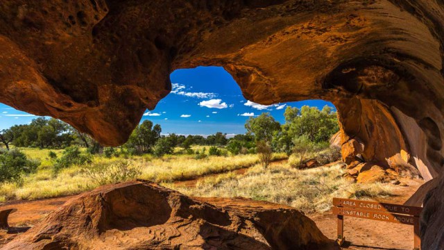 מבט מתוך מערה באולורו
