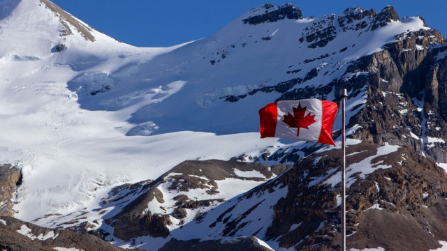 דגל קנדה על פסגה מושלגת, צילום אורית גוטרבוים-פרטוק